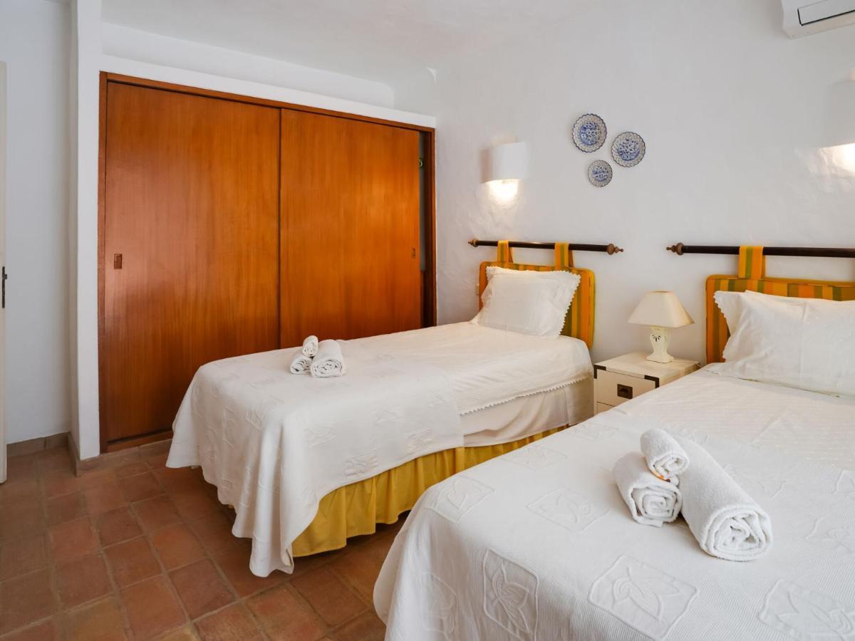 Roofed Villa In Albufeira With Private Swimming Pool Olhos de Agua  Rum bild